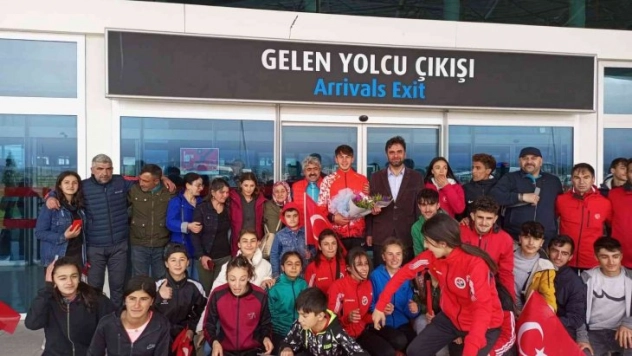Milli atlet Kars'ta çiçeklerle karşılandı