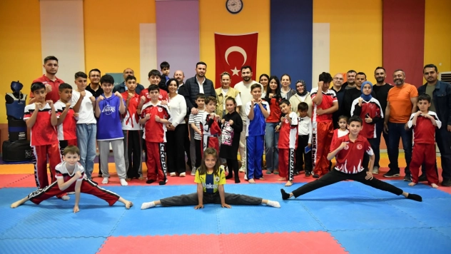 Milli Boksör Hatice Akbaş, Kick-Boks Sporcularıyla Buluştu
