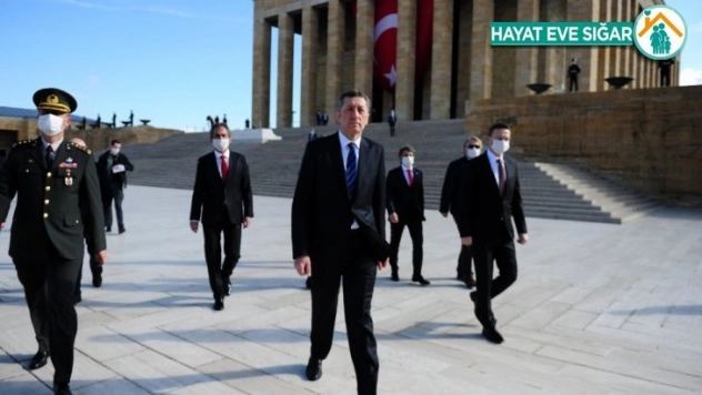 Milli Eğitim Bakanı Selçuk Anıtkabir'i ziyaret etti