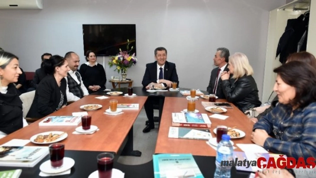 Milli Eğitim Bakanı Selçuk'u duygulandıran kucaklaşma