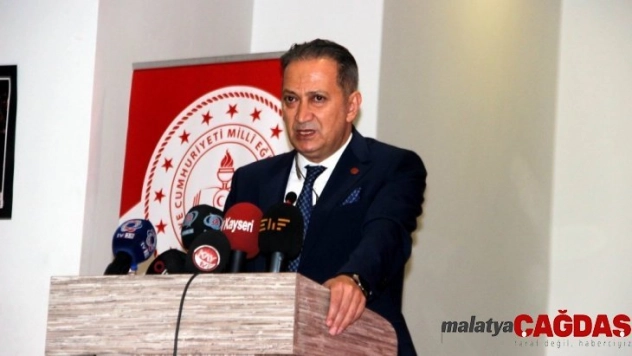 Milli Eğitim Müdürü Ekinci: 'Türkiyemizin çağdaş dünyada yerini alabilmesi için yarışta başarılı olması gerekiyor'