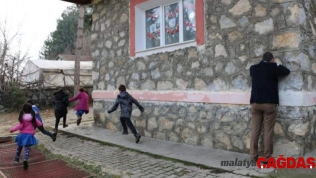 Milli Eğitim Müdürü Kösterelioğlu, köy okulu öğrencileriyle saklambaç oynadı
