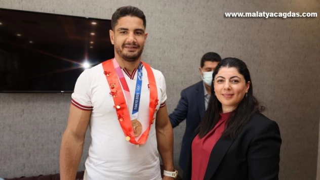 Milli güreşçi Taha Akgül, afetzedeleri unutmadı