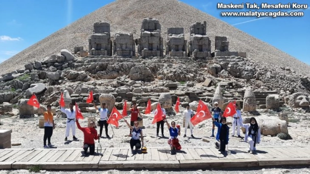 Milli sporcular Nemrut'un zirvesinde İstiklal Marşı okudu