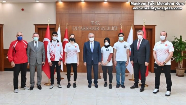 Milli sporculardan Vali Karaloğlu'na 19 Mayıs ziyareti