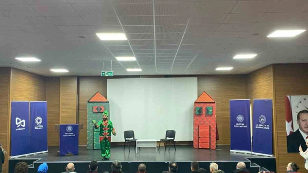 Milli teknoloji hamlesi 'Karagöz ve Hacivat' ile tiyatro sahnesinde çocuklarla buluştu