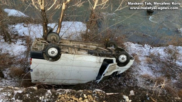 Minibüs dere yatağına yuvarlandı: 1 yaralı