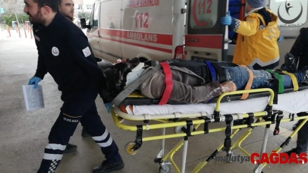 Minibüs ile hafif ticari araç çarpıştı: 1 yaralı