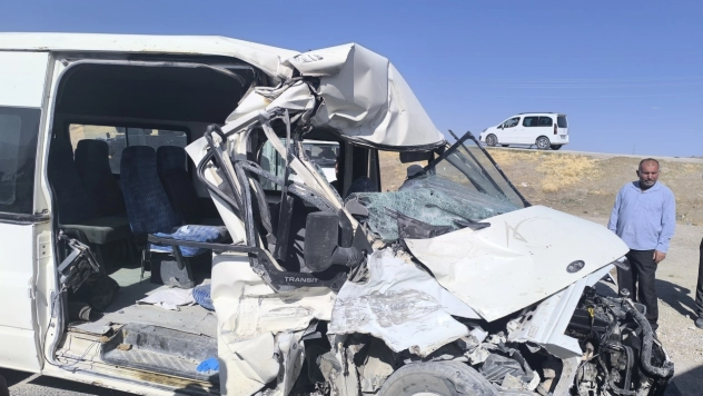 Minibüs ile kamyonun çarpıştığı kazada 1 kişi yaralandı