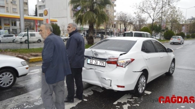 Minibüs ile otomobil çarpıştı: 2 yaralı