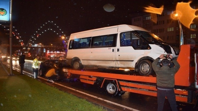 Minibüs otomobile çarptı 2 yaralı