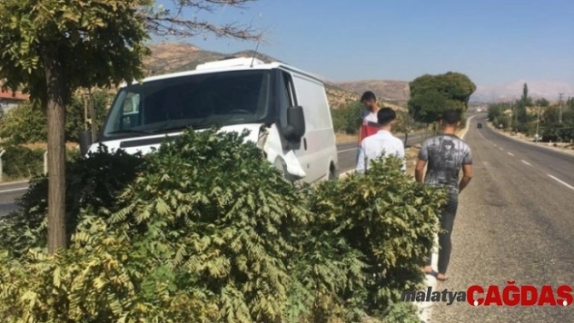 Minibüs refüje çıktı: 1 yaralı