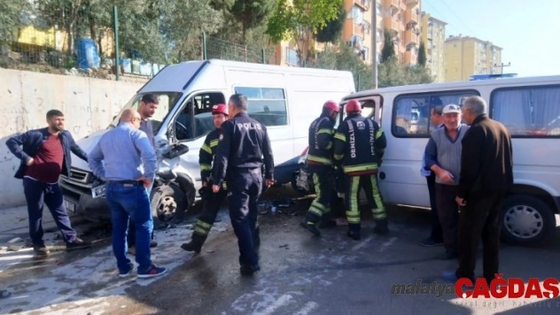Minibüs şoförü sıkıştığı yerden itfaiye ekiplerince kurtarıldı