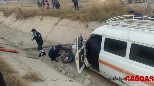 Minibüsün kanala düştüğü kazada ağır yaralanan kadın hayatını kaybetti