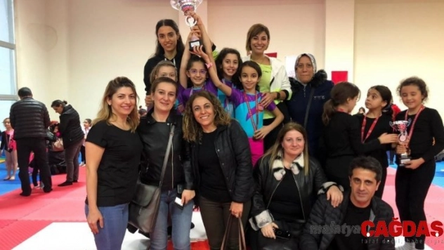 Minik cimnastikçilerden başarı