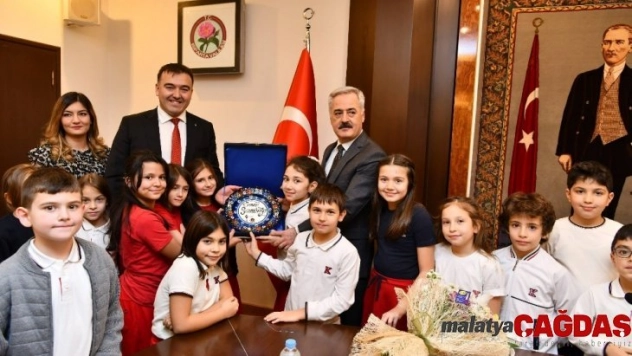 Minik Elif'in teklifini kırmayan Vali, tüm sınıfı makamında ağırladı