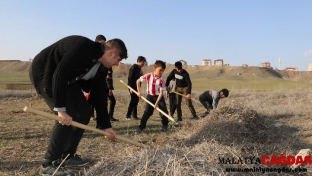 Minik eller, tırmık ve kürekle kendi futbol sahalarını kendileri yaptı