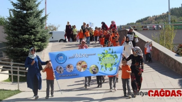 Minik hayvan dostlarından anlamlı mesaj