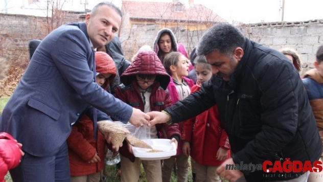 Minik kalpler sokak hayvanlarını unutmadı