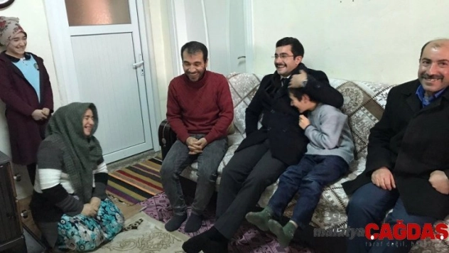 Minik kız öğrencinin ders çalışma masası talebi karşılandı