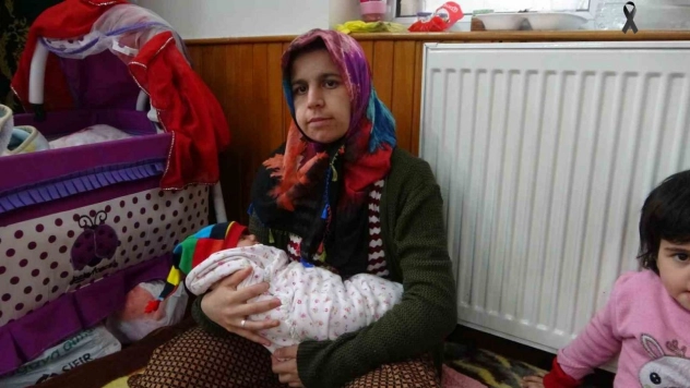 Minik Meva deprem korkusu nedeniyle camide büyüyor