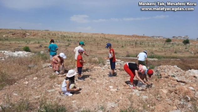 Minik öğrenciler sokak hayvanlarını besledi