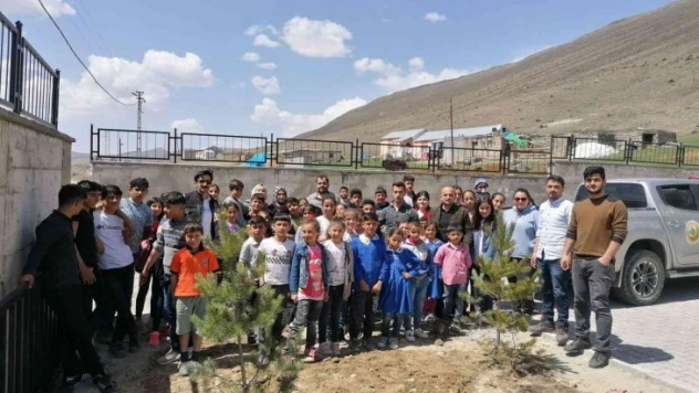 Minik öğrenciler fidanları toprakla buluşturdu
