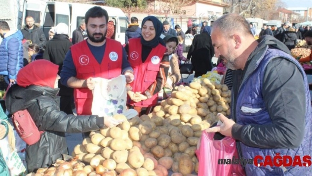Minik öğrenciler, harçlıkları ile maddi imkanları iyi olmayan ailelere pazar alış verişi yaptılar