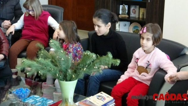 Minik öğrenciler harçlıklarını biriktirip görme engellilere beyaz baston aldılar