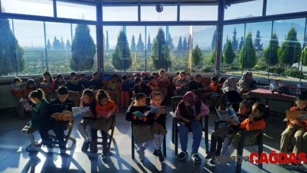 Minik öğrenciler, yaşlı ve engellilere kitap okudu