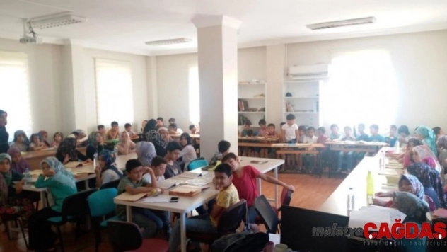 Minik öğrenciler yaz tatilini belediyenin kurslarında değerlendiriyor