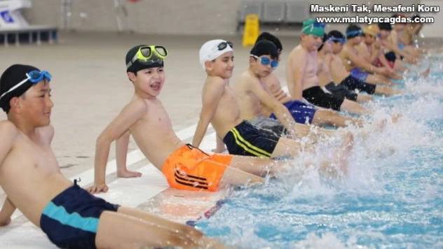 Minik öğrenciler yüzme öğreniyor