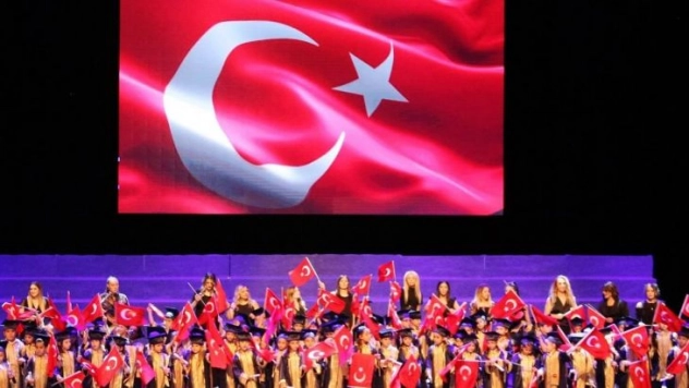 Minik öğrencilerin mezuniyet gururu