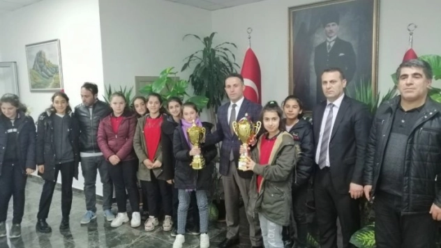 Minik şampiyonlar kaymakam Doğan'ı ziyaret etti