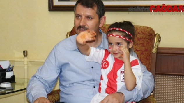 Minik taraftarların vali babası