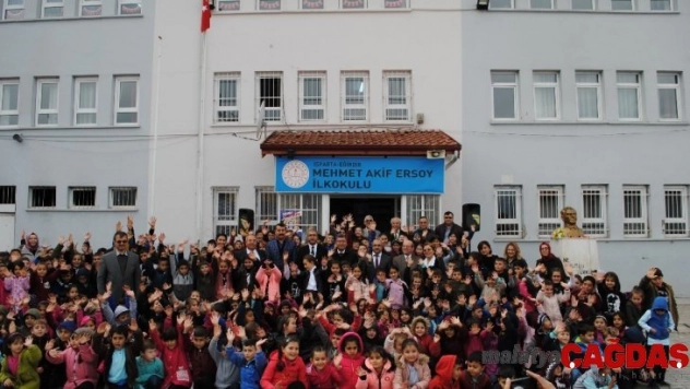 Minik yürekler, öğretmenleri için en güzel gösterilerini sundular