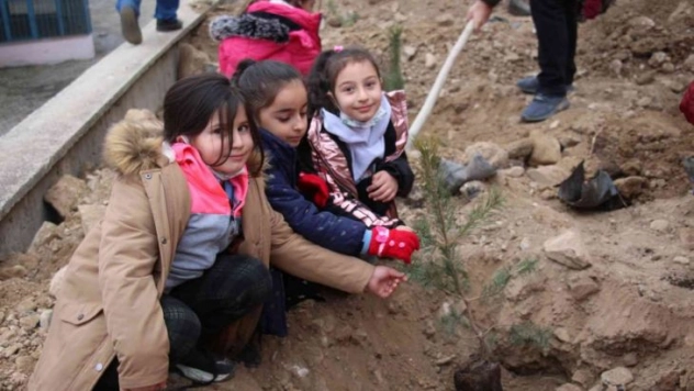 Minik yürekler okul bahçelerine fidan diktiler
