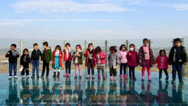 Minikler Fiskaya cam terasına çıktı