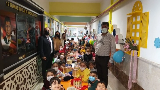 Minikler ilmek ilmek sevgi örüyor