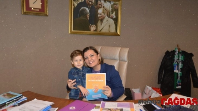 Minikler karne sevincini Başkan Hürriyet ile paylaştı