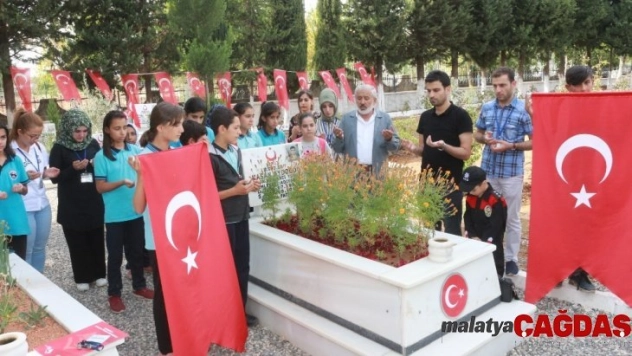 Minikler şehitlikte askerler için dua etti