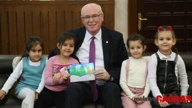 Miniklerden Başkan Kazım Kurt'a yılbaşı tebriği