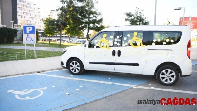 Miniklerden engelli yerine park eden araca ilginç ceza