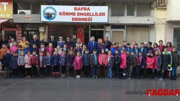 Miniklerden görme engellilere beyaz baston