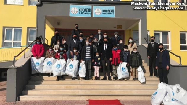 Miniklere kışlık giyecek yardımı