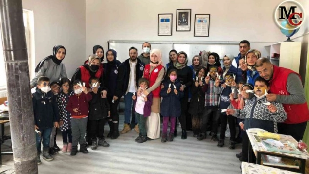 Miniklerin gönlüne diş setiyle girdiler