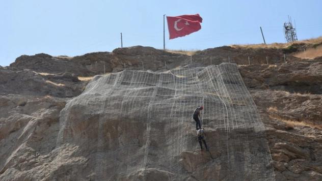 Mir Kalesi'nde Kaya Islahı: Tarihi Dokuya Zarar Vermeden Güvenlik Sağlanıyor