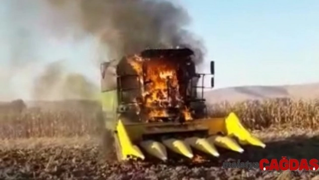 Mısır biçerken yanan biçerdöveri itfaiye söndürdü