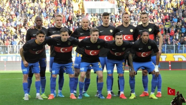 MKE Ankaragücü ısınmaya şehitler anısına siyah forma ile çıktı