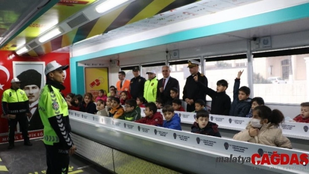 Mobil trafik eğitim tırı Mersin'de